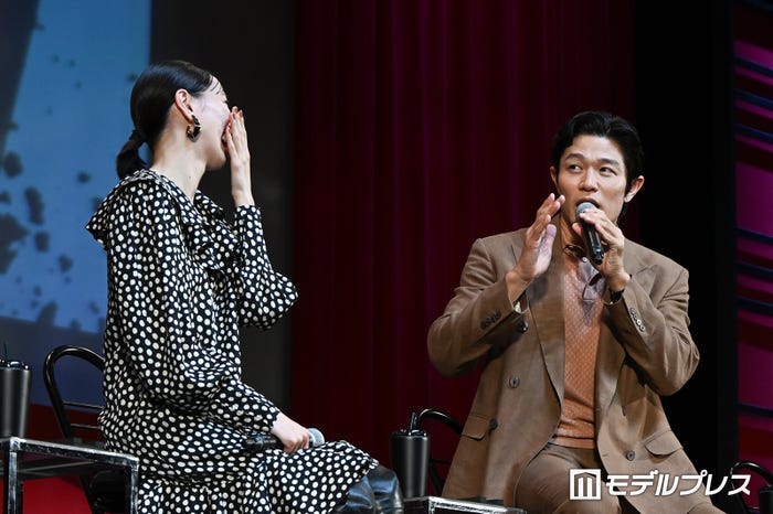 戸田恵梨香、鈴木亮平(C)モデルプレス