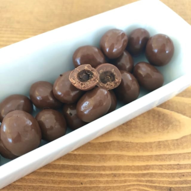 深く焙煎した苦味が引き立ったコーヒー豆。