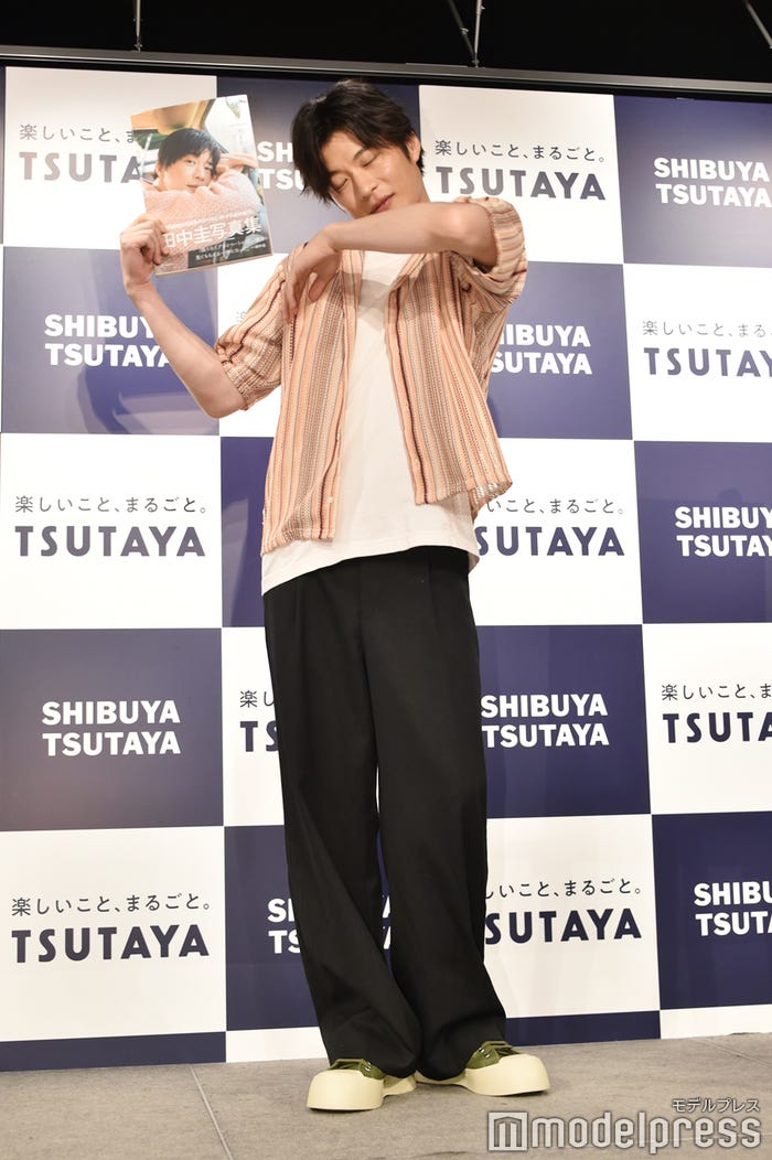 表紙のようなポージングも自ら披露する田中圭その1(C)モデルプレス