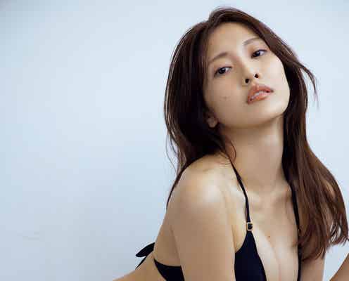 佐野ひなこ、驚異のくびれ&美脚披露 大人の表情にドキッ