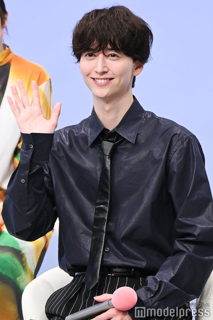 手を振る池田匡志(C)モデルプレス