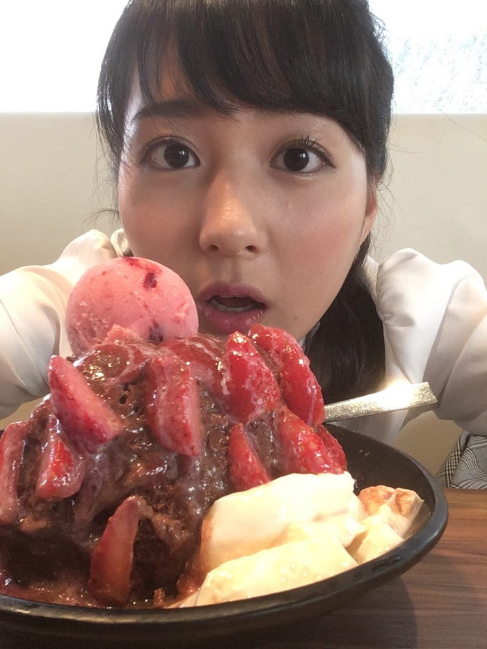 かき氷を前にする永尾アナ(提供写真)