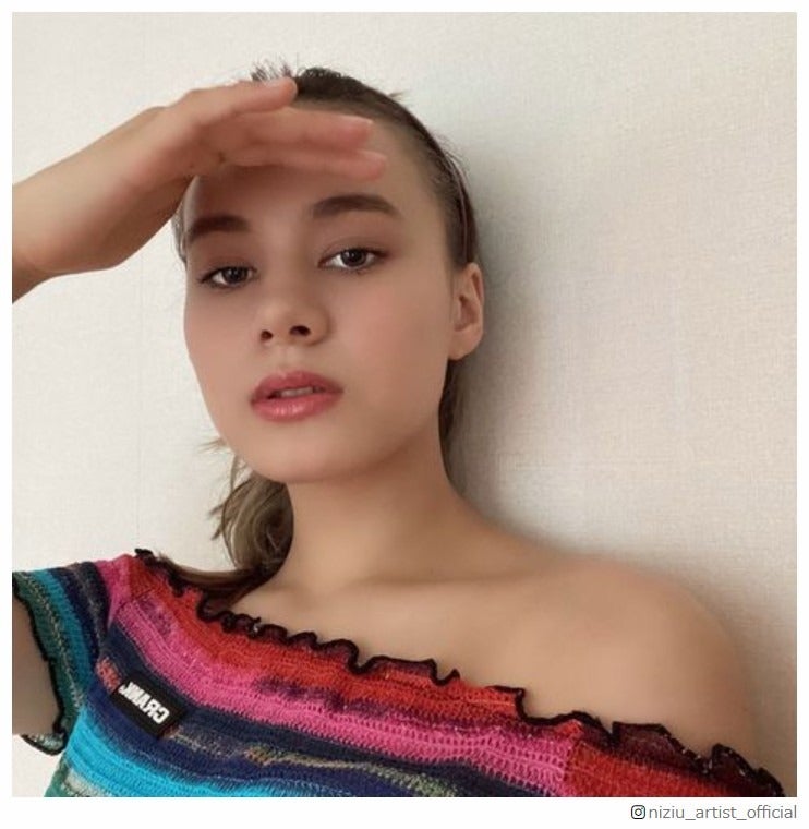 NiziUニナ、オールバック肩出しショットに「美しい」「夏感じる」の声