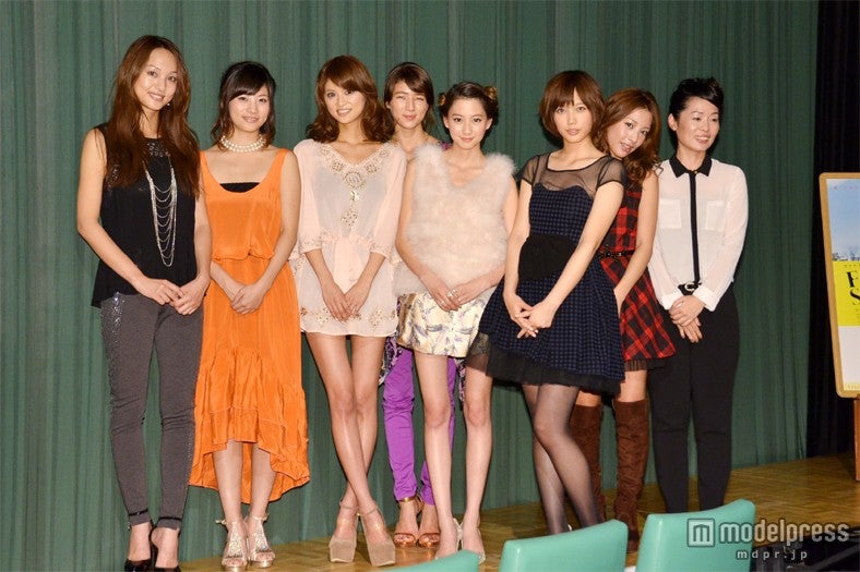 左から：福間文音、池田光咲、東野佑美、カロリナ、河北麻友子、本田翼、大島なぎさ、中村さやか監督