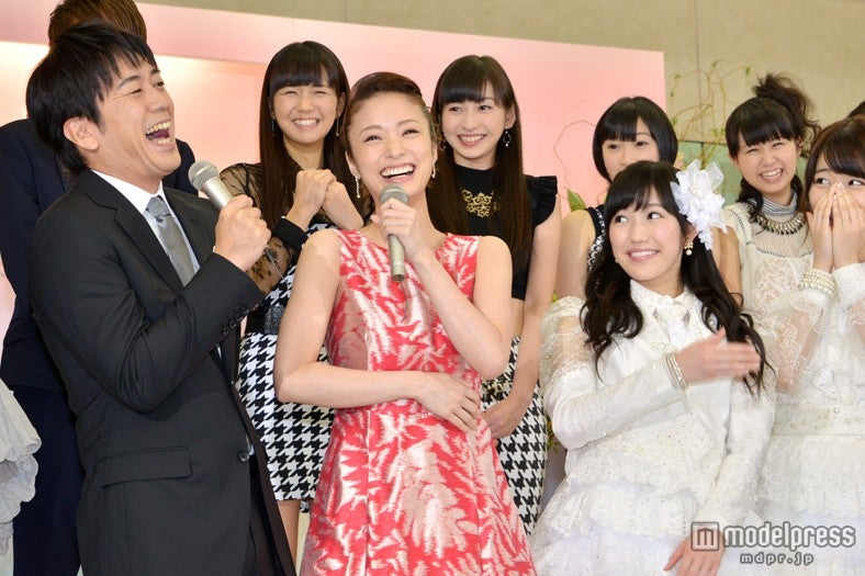 HIROとの共演について質問が飛び爆笑する安住紳一郎アナウンサー（左）と上戸彩（中央）