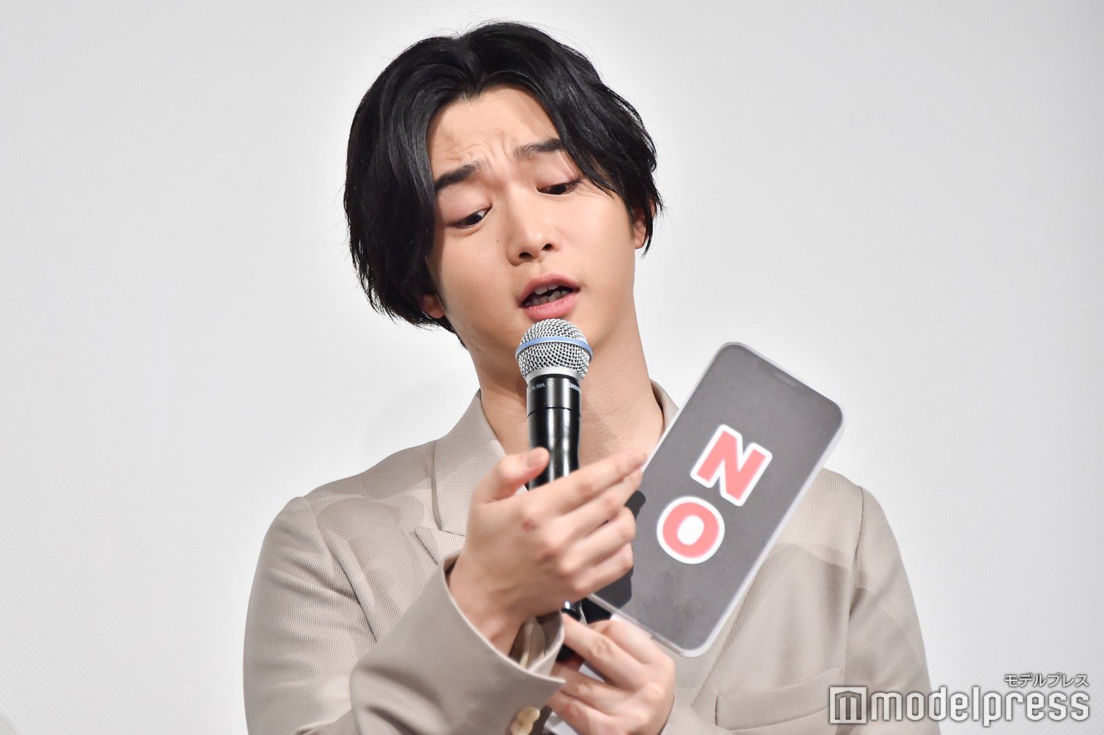 スマホを見ながらテキトーに「それな！」と返事する彼氏を再現する千葉雄大 （C）モデルプレス