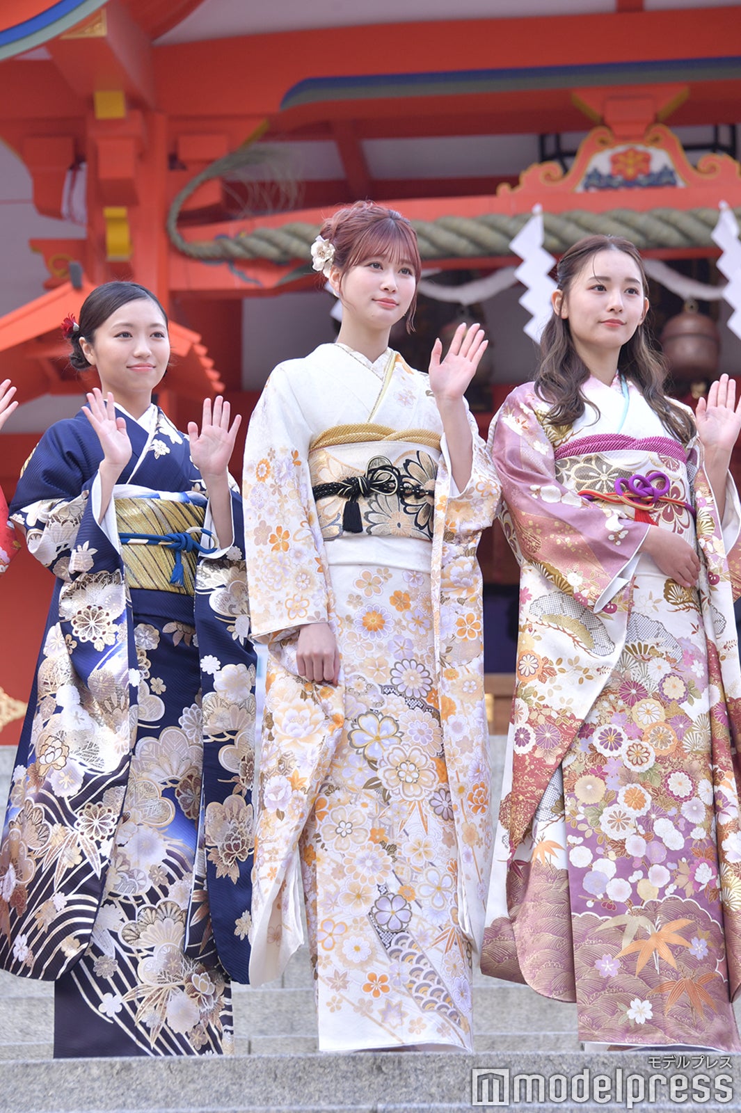 （左から）大原優乃、生見愛瑠、浅川梨奈（C）モデルプレス