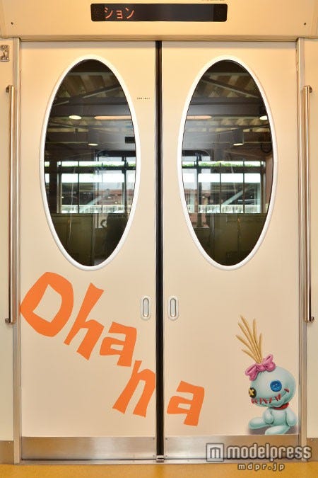 車両ドアにデザインされたスクランプ