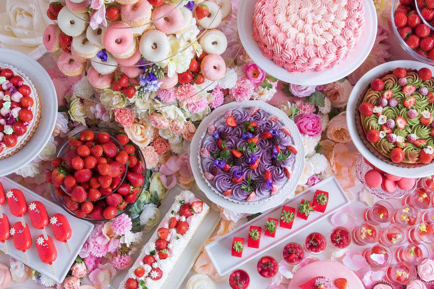 花の妖精が集ういちごデザートビュッフェ、ヒルトン大阪が花いっぱいの空間に