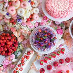 「ストロベリーデザートビュッフェ~お花の世界にかこまれて~」/画像提供:大阪ヒルトン