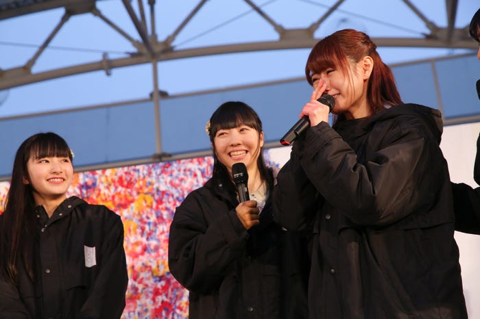 感極まって涙する西潟茉莉奈(右)/ (C)AKS