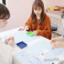 取り出した真珠に穴をあけてもらいます(C)モデルプレス