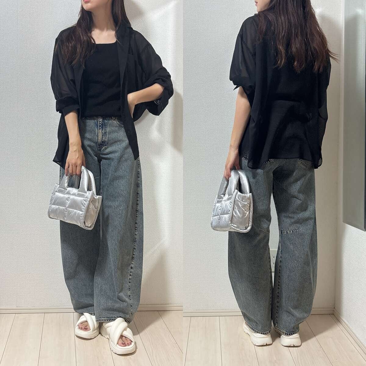 黒いシアーシャツとバレルジーンズを着用した女性