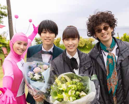 「探偵が早すぎる」広瀬アリス、全身ピンクタイツ姿でサプライズ 水野美紀&萩原利久のクランクアップショットに「発想が斜め上」「さすが」の声