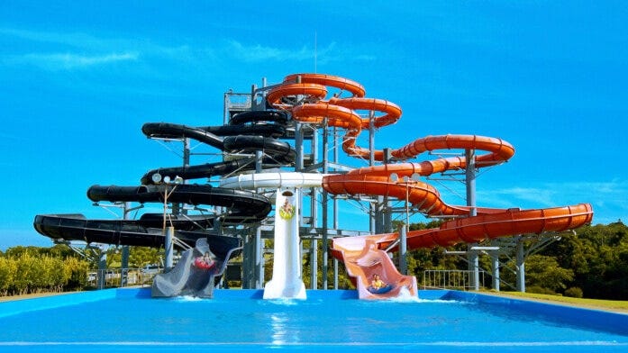 2人乗りの浮き輪スライダー「トリプルザウルス」。チューブスライダーの長さ・高さでギネスワールドレコードに認定されたこともあります【料金】パスポート利用可【制限】身長120cm以上