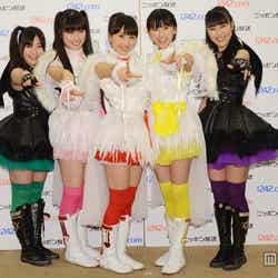 ももいろクローバーZ(左から:有安杏果、佐々木彩夏、百田夏菜子、玉井詩織、高城れに)
