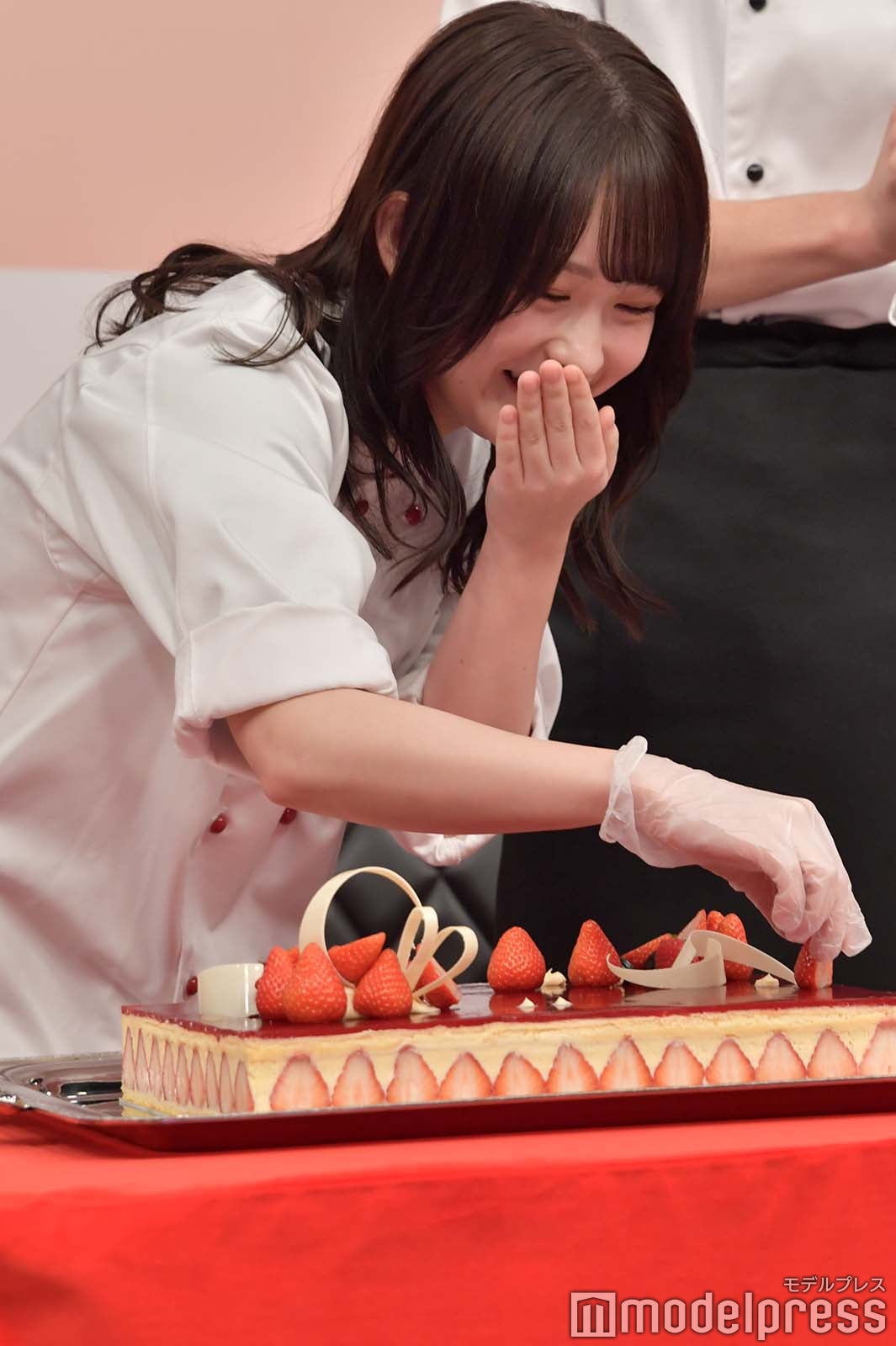 恐る恐る盛り付けする畑芽育（C）モデルプレス