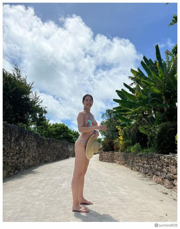 すみれ、第1子出産後初の家族旅行 水着姿に「スタイル良すぎ」「美しい」の声