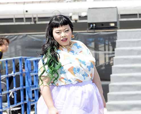 渡辺直美、妖艶パフォーマンスを披露 群がる観客へハイタッチも