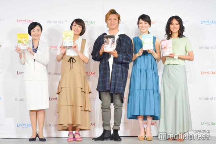 (左から)麻生れいみ氏、中村仁美、つるの剛士、友利新、クリス・ウェブ佳子(C)モデルプレス