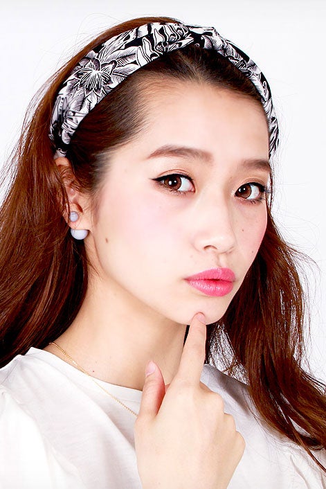 リーフリボンプリントカチューシャ「salus」990円（税込）