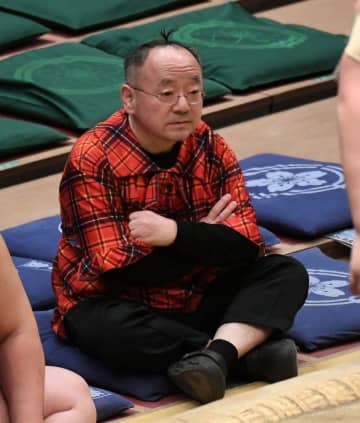 土俵下に笑点でも大人気のウクレレ漫談芸人 「ちょんまげ姿で大相撲を観戦されてるぅ」とSNSで話題に