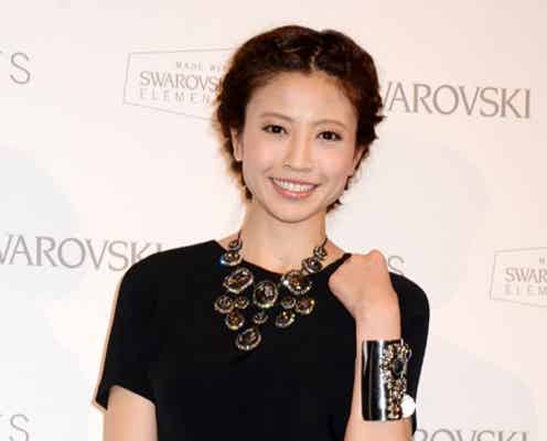 片瀬那奈、ミニスカで美脚披露 豪華ジュエリーに笑顔