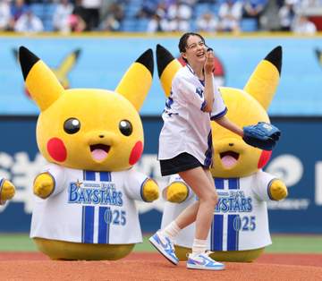 DeNA戦で女優・山本美月が始球式 ポニテ揺らし圧倒的オーラ漂わせる 背後にピカチュウ6人 キュートな笑顔振りまく