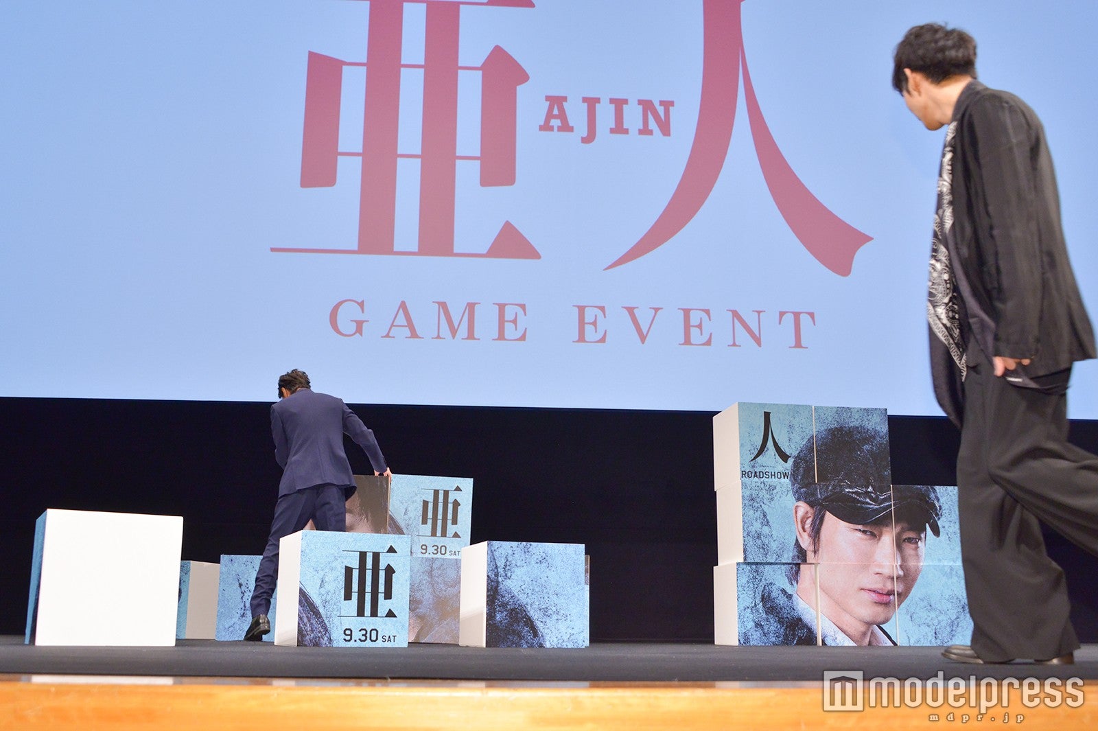 完成が迫る綾野剛（眺）（C）モデルプレス