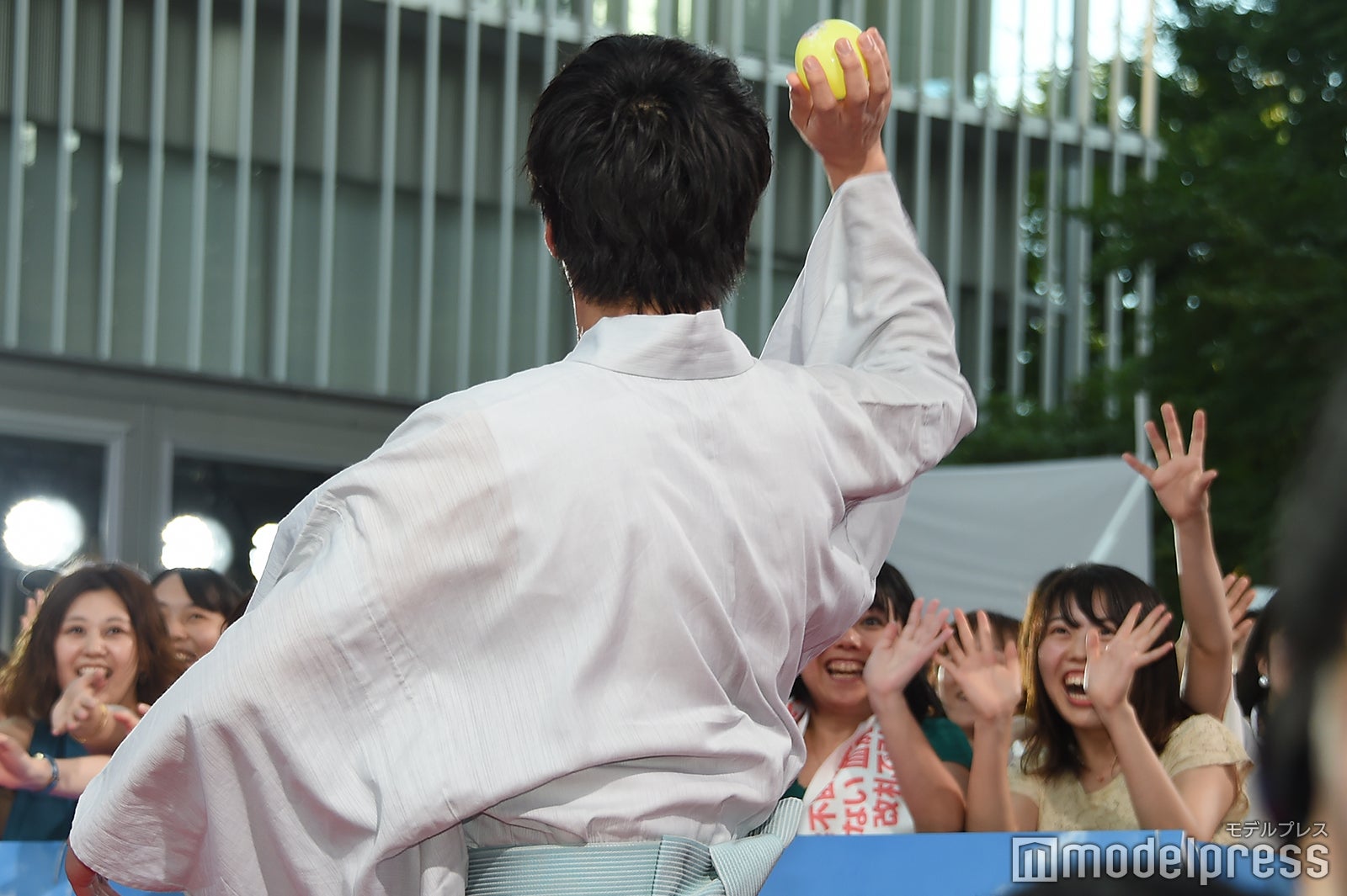 カラーボールを投げる田中圭（C）モデルプレス