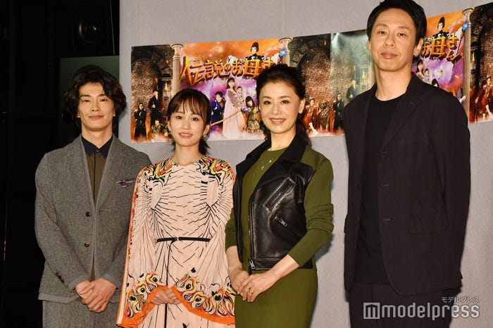 (左から)玉置玲央、前田敦子、大地真央、大倉孝二(C)モデルプレス