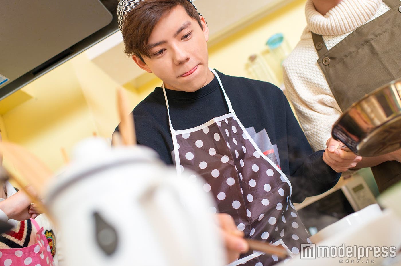 音楽同様、料理もメンバーを引っ張るMark(C)モデルプレス