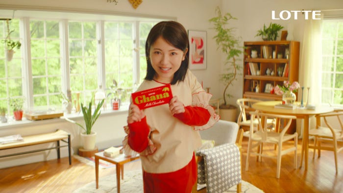 浜辺美波/新TVCM「アガる口どけ」篇より(提供写真)