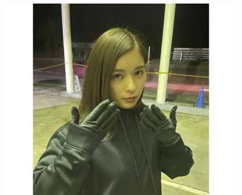 「真犯人フラグ」芳根京子、黒ずくめで「うそ?ほんと?どっち?」犯人匂わす投稿に反響