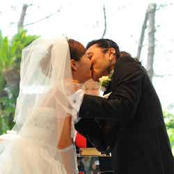 「1周年記念婚」で誓いのキスをかわした小森純＆今井諒夫妻