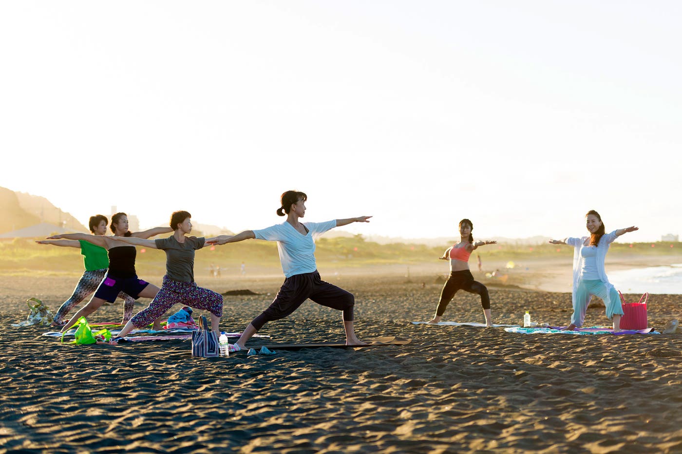 (右から2番目)ビーチヨガを楽しむ菅崎あみ