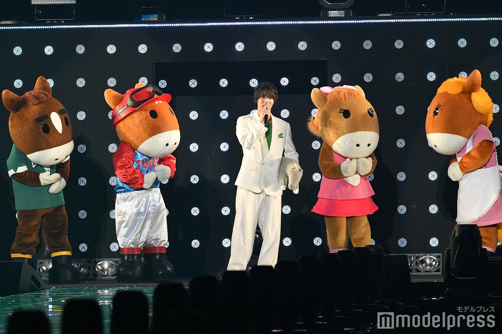 （左から）ターフィーパパ、ターフィー、中川大志、ポニータ、ターフィーママ （C）モデルプレス