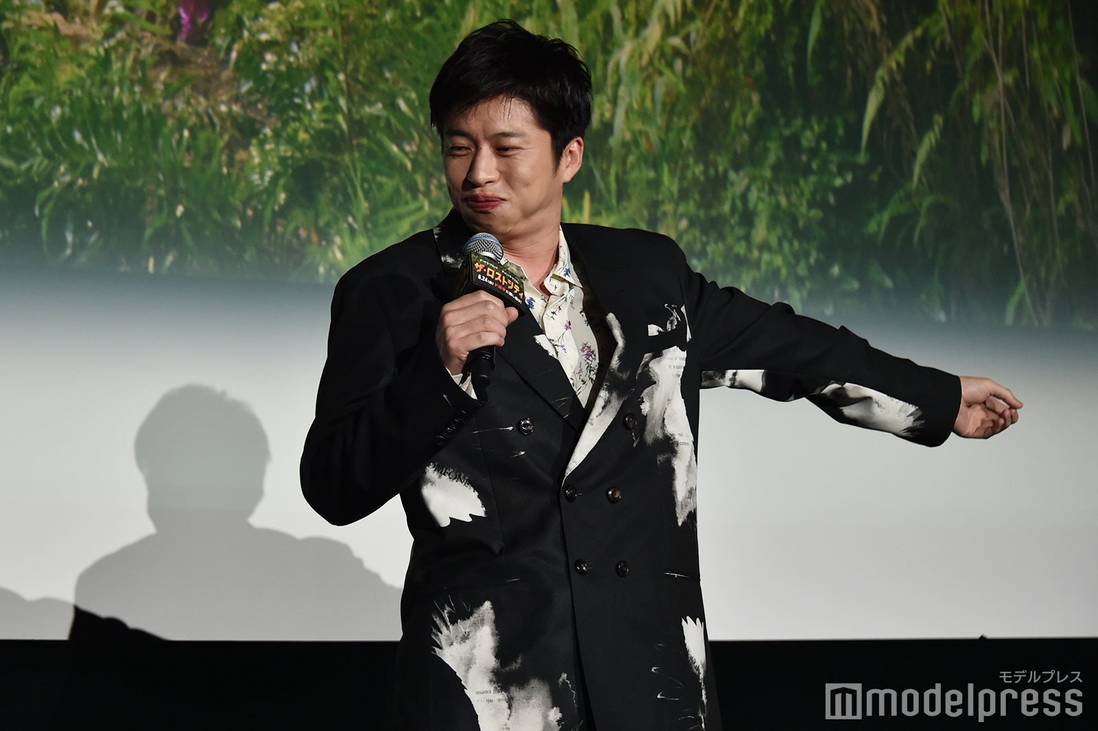 自分のボケに自分で吹き出す田中圭（C）モデルプレス