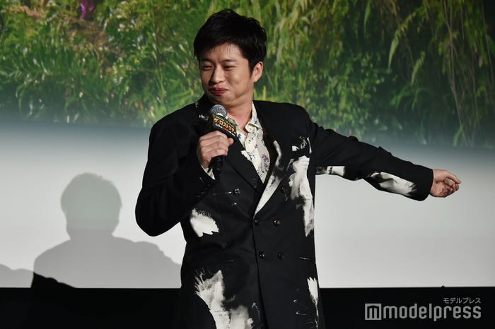 自分のボケに自分で吹き出す田中圭(C)モデルプレス