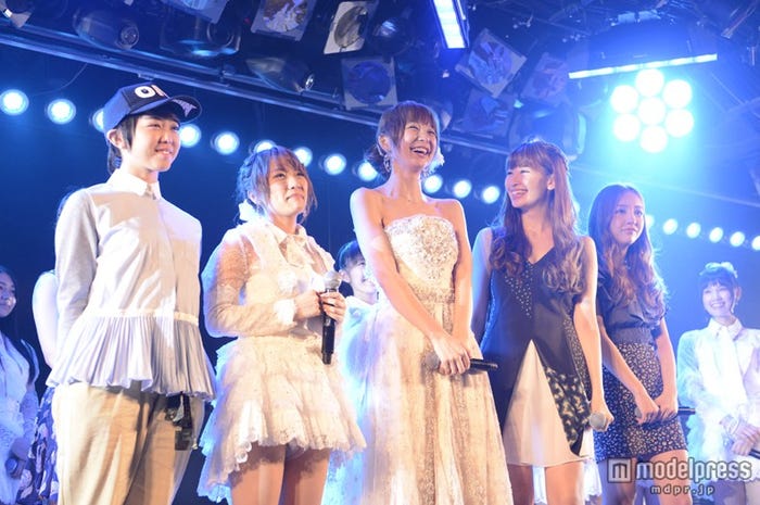 初期メンバーも登場/篠田麻里子の卒業公演(C)AKS