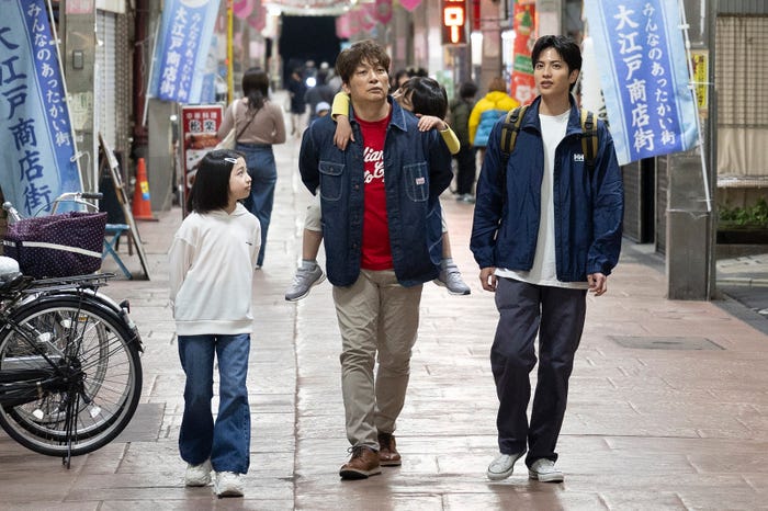 増田梨沙、香取慎吾、千葉惣二朗、志尊淳「日本一の最低男 ※私の家族はニセモノだった」第4話(C)フジテレビ