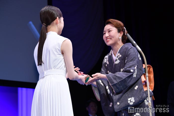 トロフィーを受け取る伊東蒼(C)モデルプレス