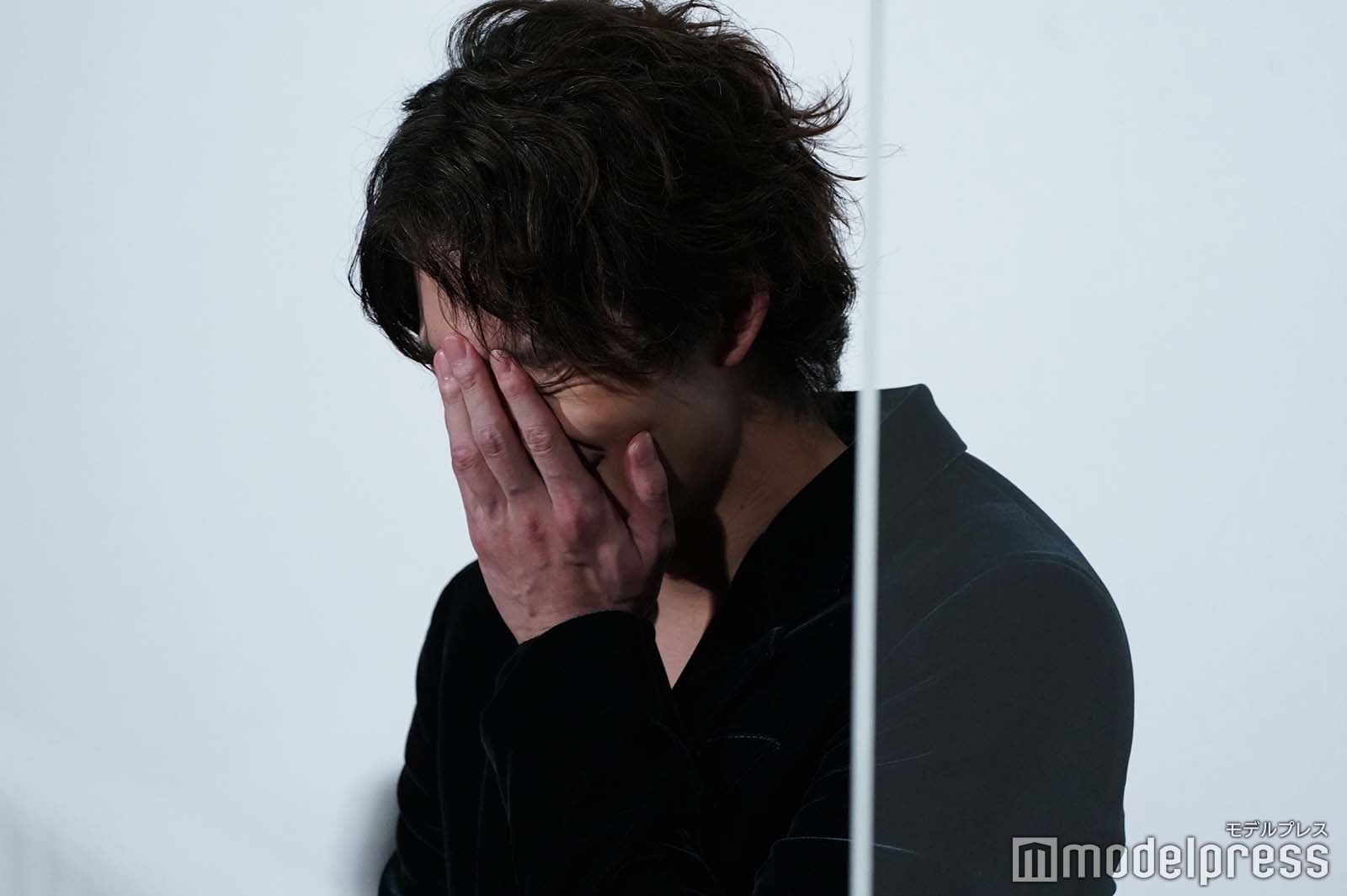 サプライズに気づかず驚く岡田将生 （C）モデルプレス