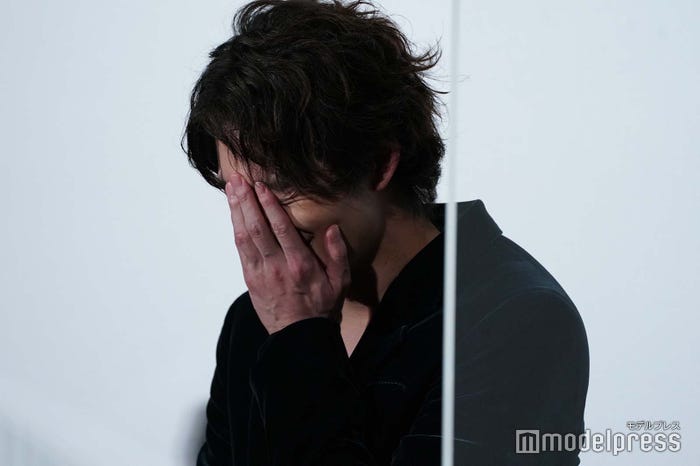 サプライズに気づかず驚く岡田将生 (C)モデルプレス