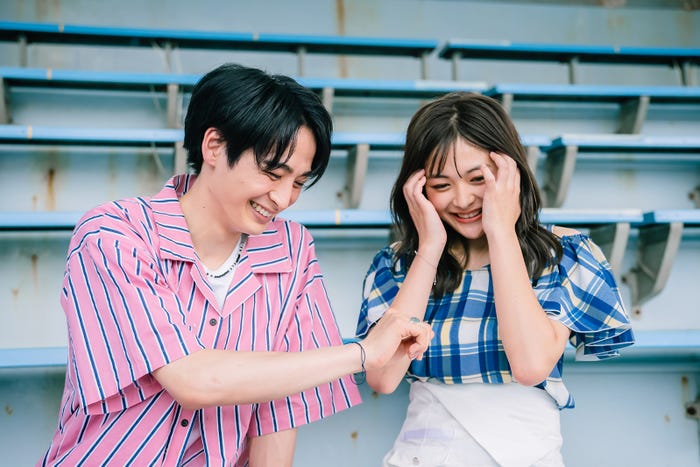照れながらも一生懸命想いを伝える女性メンバー「虹とオオカミには騙されない」第1話(C)AbemaTV, Inc.