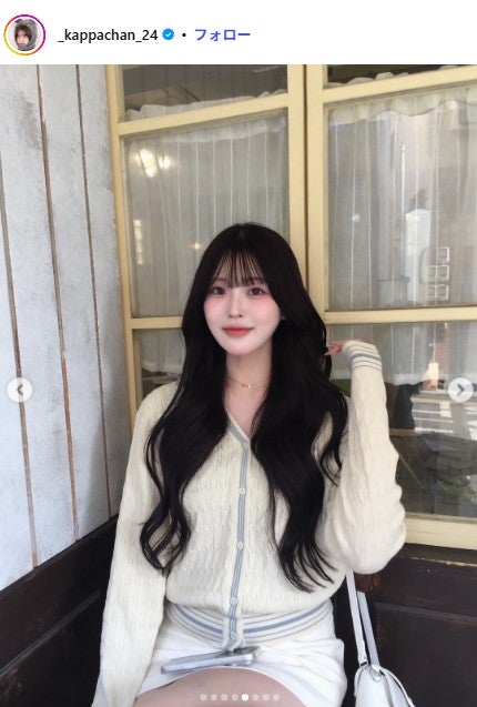 美人インフルエンサー、タイトミニスカから美脚スラリ 韓国制服姿に「脚のラインが綺麗」「お顔小さすぎ」の声