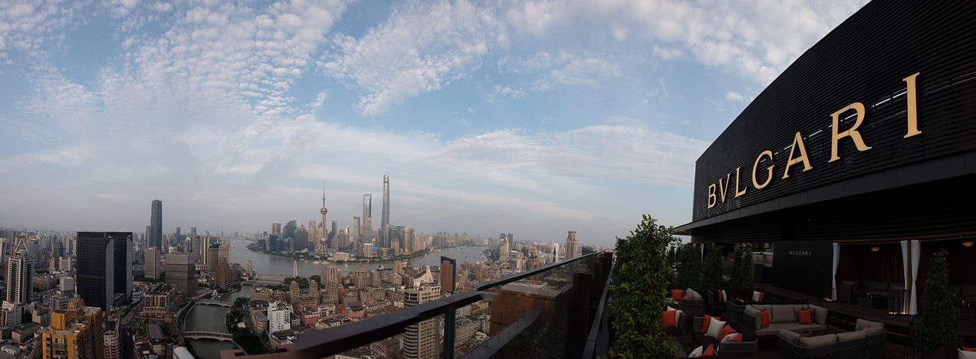 外灘や上海のアイコニックな都市の景観360°の眺望が特色であるラ・テラッツァ／画像提供：ブルガリ ジャパン