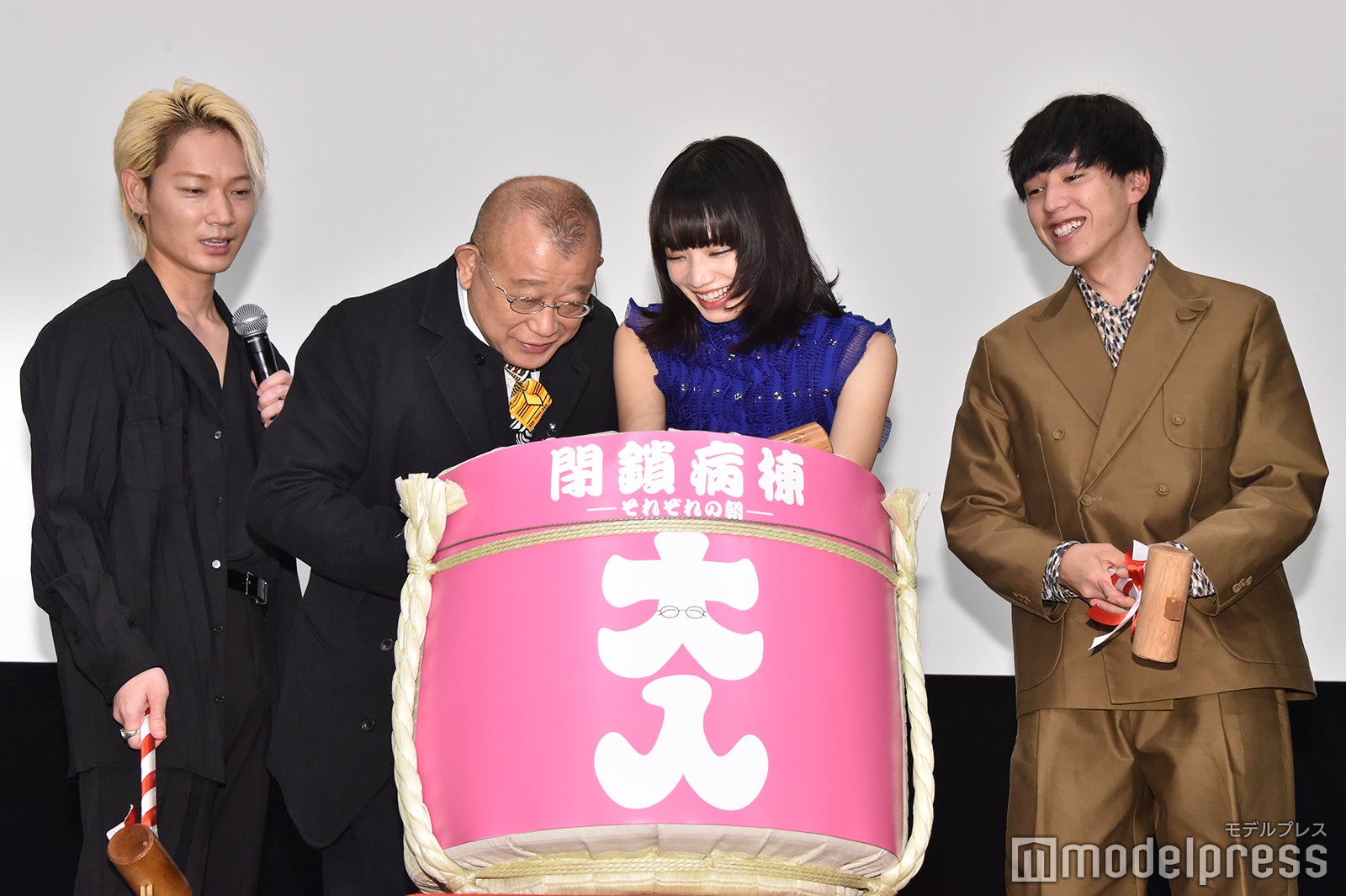 （左から）綾野剛、笑福亭鶴瓶、小松菜奈、坂東龍汰（C）モデルプレス