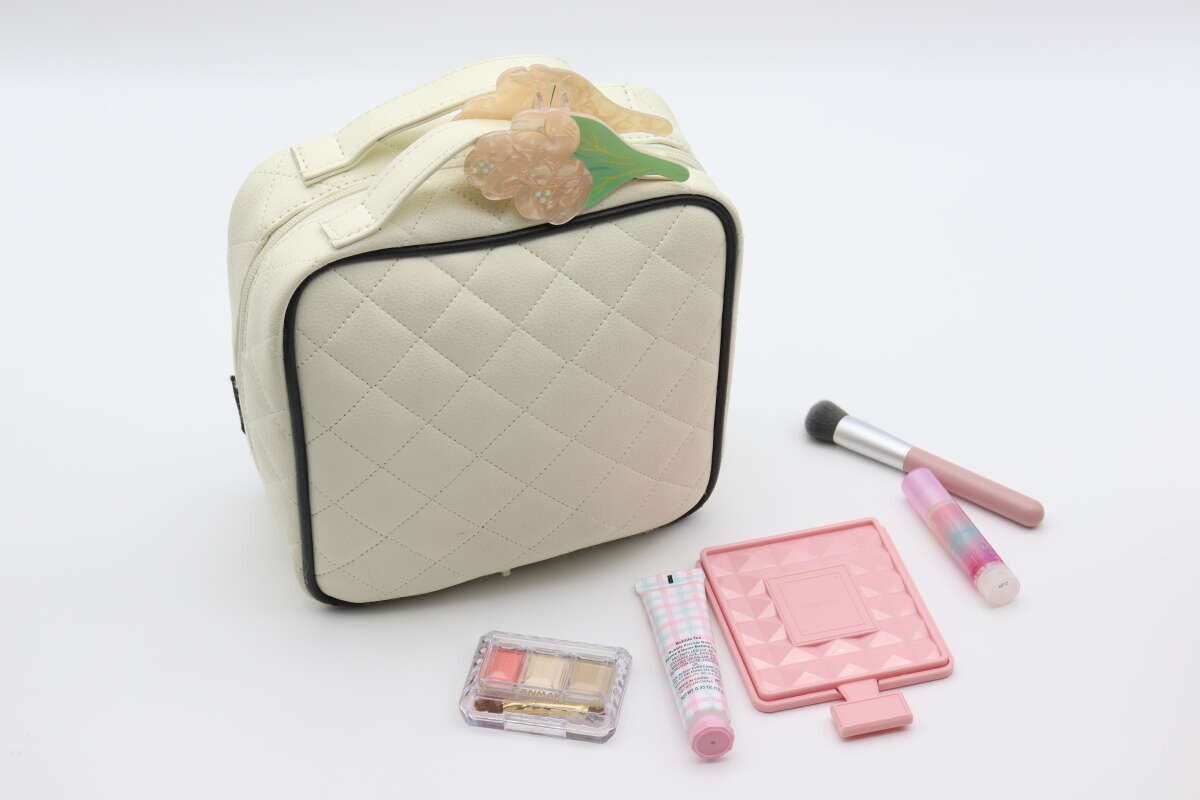 ダイカットバンスクリップ　花　ポーチに取り付け