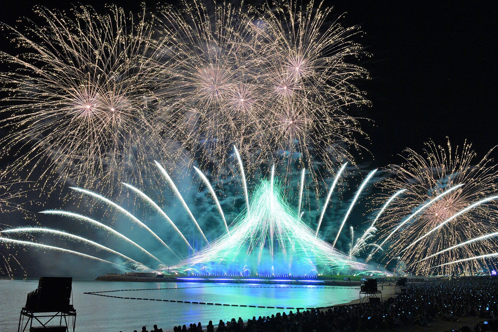 昨年の『WE ◆ NAMIE HANABI SHOW』（C）沖縄タイムス社